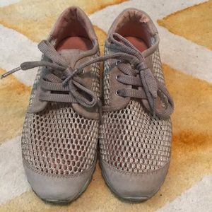 Chic gold glittered mesh sneakers for girls.